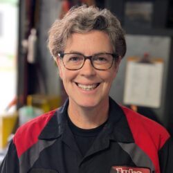 Kelly, Floor Manager